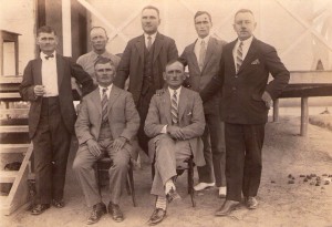 Antoni Zborowski w środku trzeci od lewej stoi