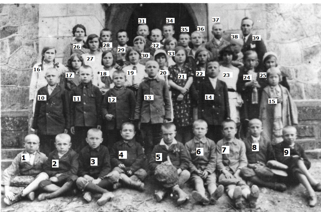 Stefania Zborowska przed szkołą w Łękach Dukielskich 1928 rok z numerkami