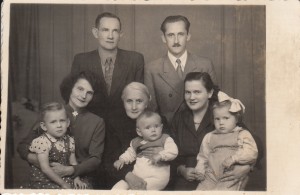 zdjęcie rodzinne Kopytyńskich i Przybyszów, po lewej Agata i jej mąż Stanisław
